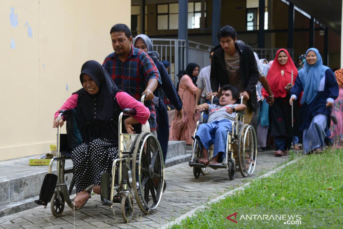 Puluhan disabilitas ikut simulasi evakuasi gempa