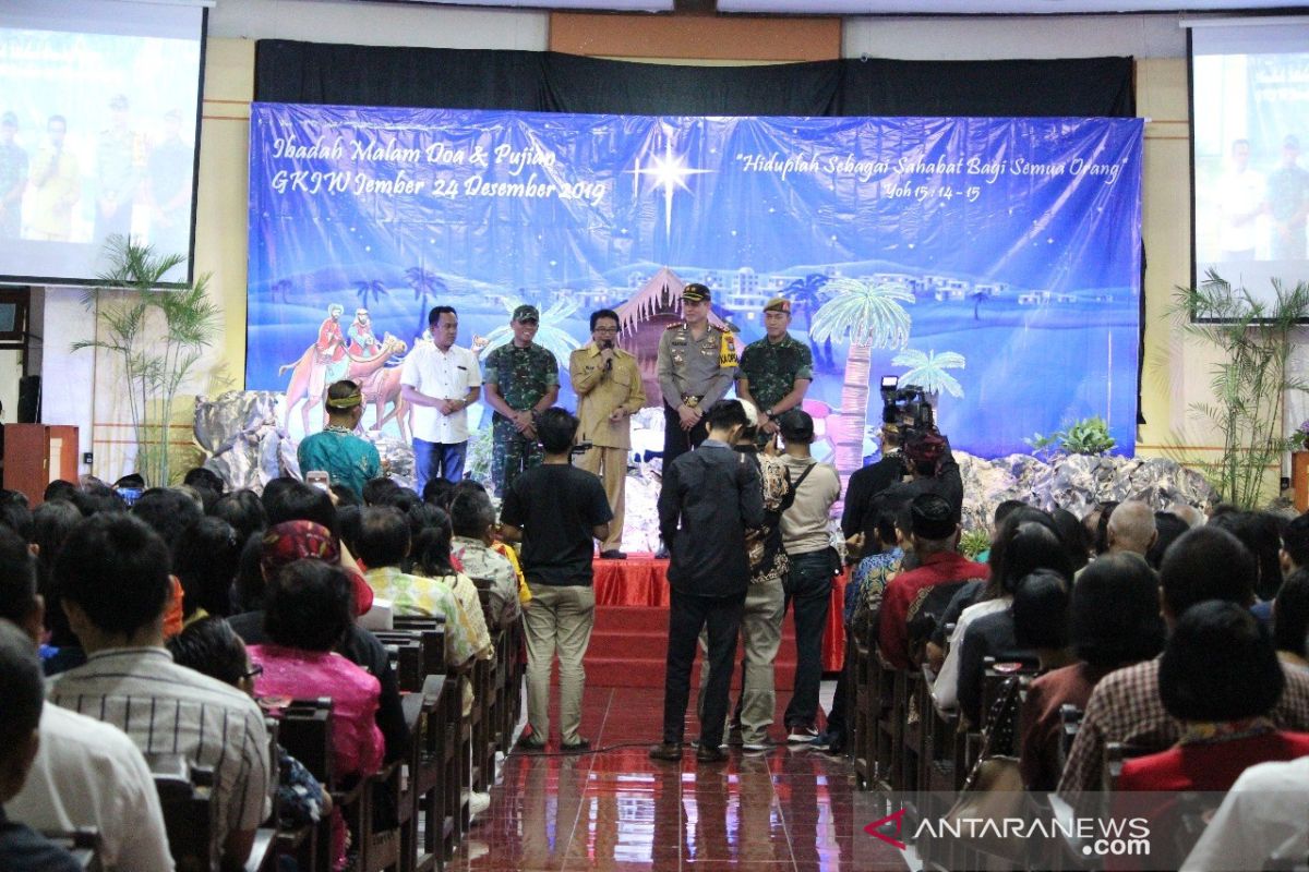 Pemuda lintas agama bantu jaga Misa Natal di Jember