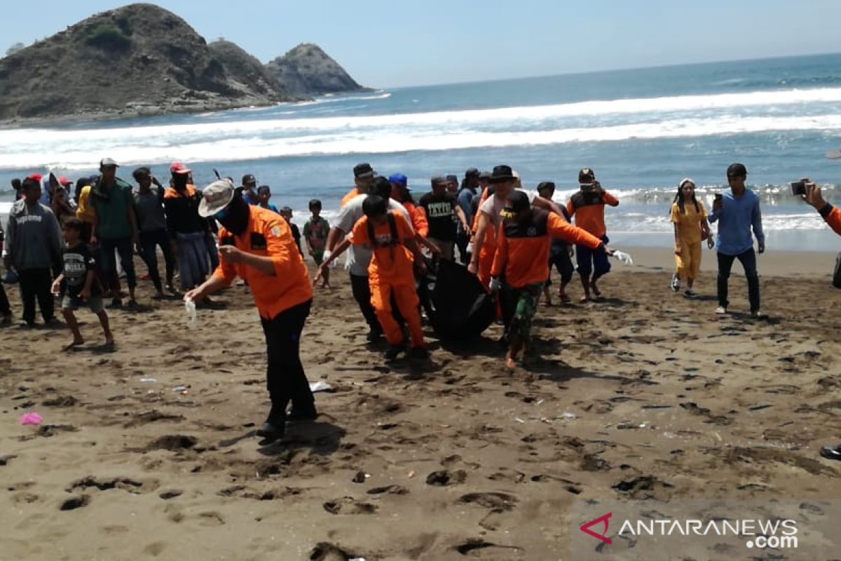 Wisatawan tewas akibat terseret ombak di Payangan Jember