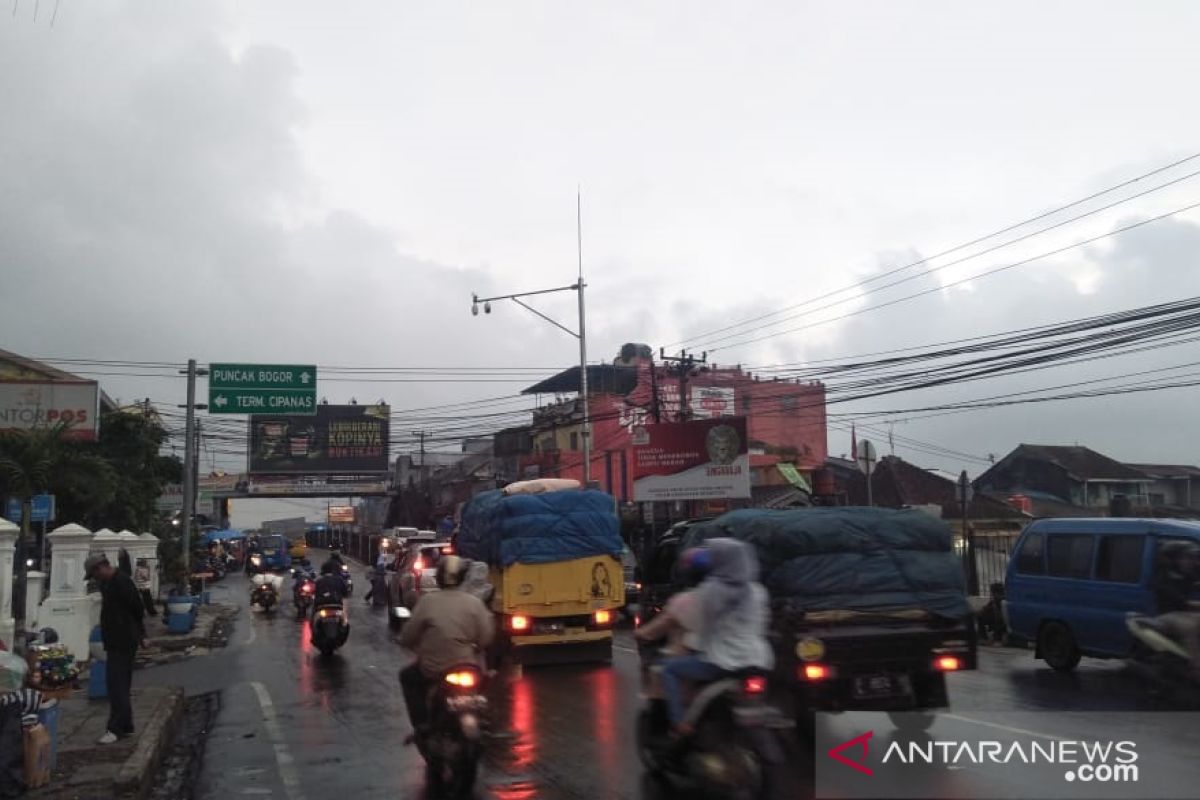 Puncak ramai lancar, Polres Cianjur berlakukan satu arah menuju Bogor