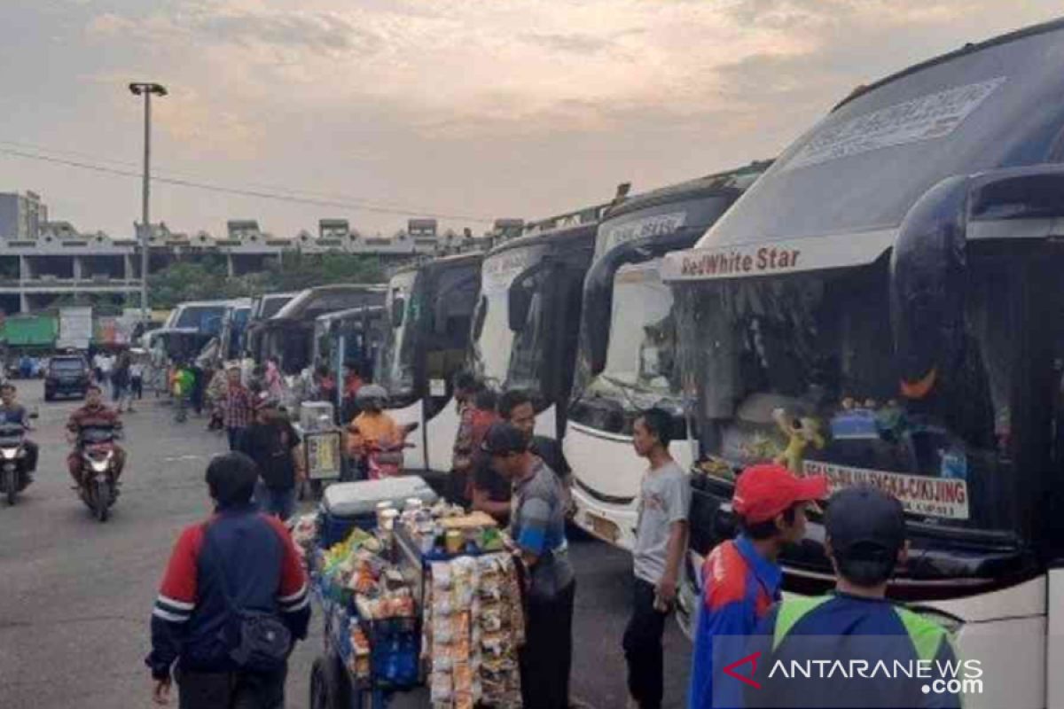 Belasan ribu pemudik kembali ke Bekasi gunakan transportasi massal mulai hari ini..