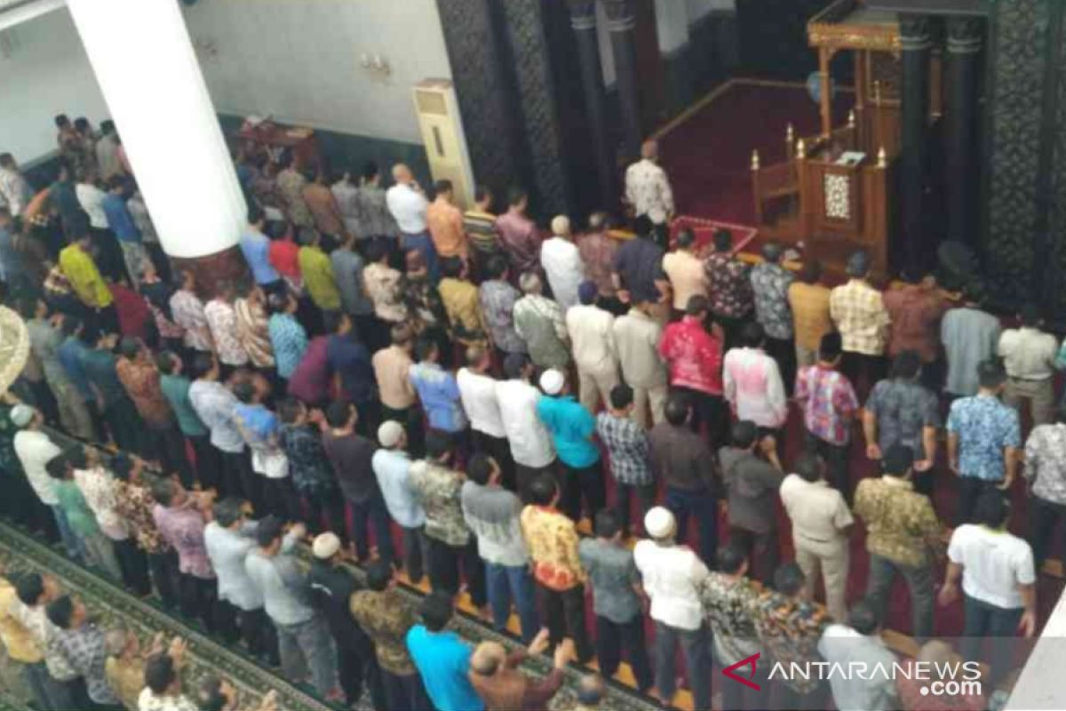 Ratusan ASN Bekasi shalat gerhana matahari