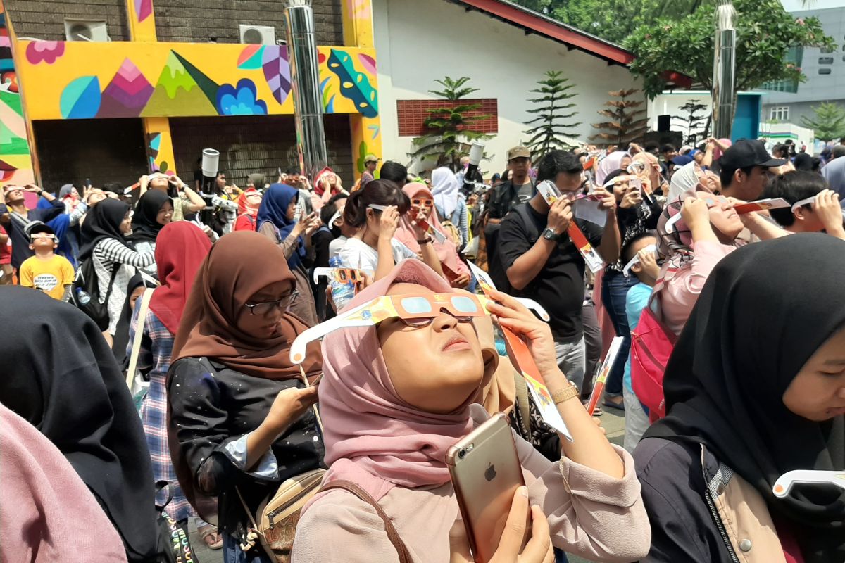 Planetarium Jakarta dipadati warga amati gerhana matahari
