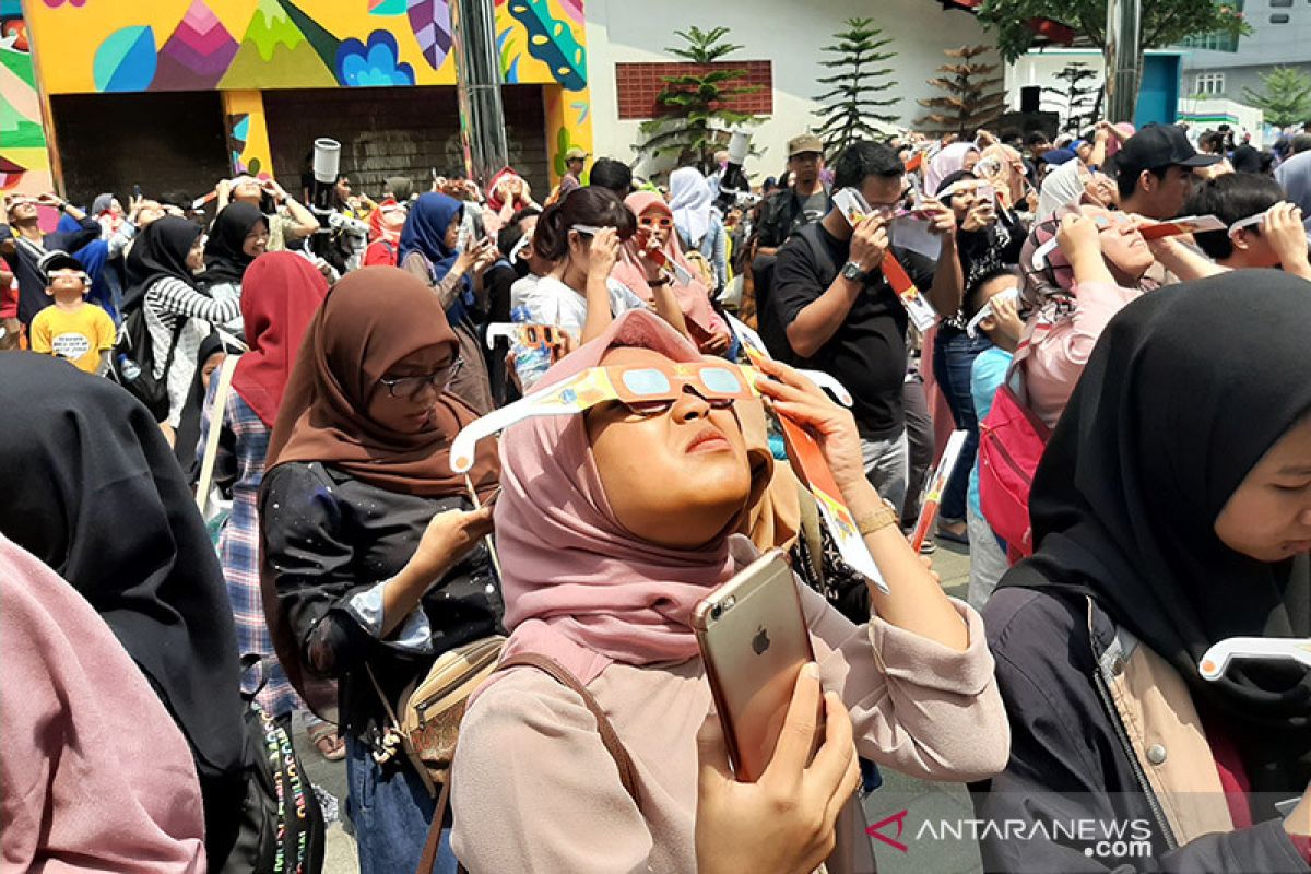 Warga padati planetarium Jakarta amati gerhana matahari