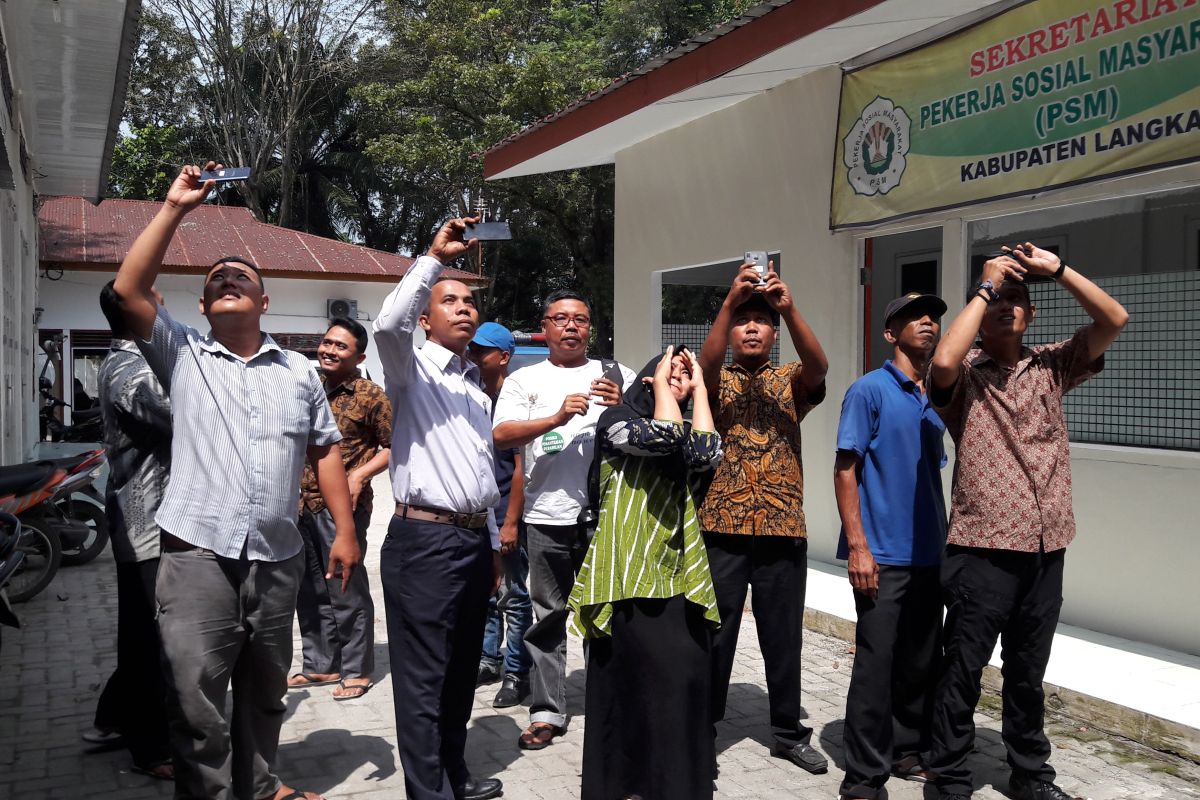 ASN Pemkab Langkat ramai-ramai lihat gerhana matahari