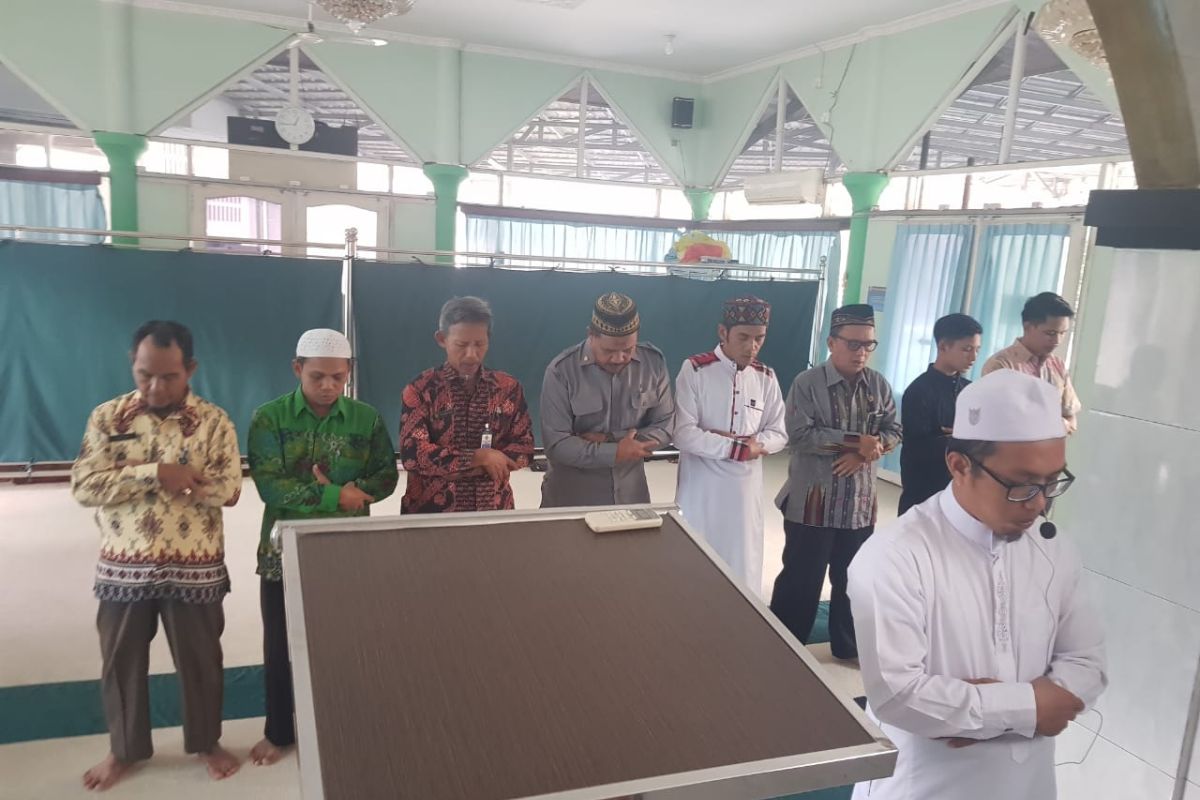 Pegawai DPMPD Kaltim laksanakan sholat gerhana matahari