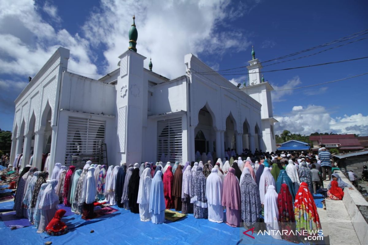 Ribuan masyarakat Simeleu tunaikan shalat gerhana matahari