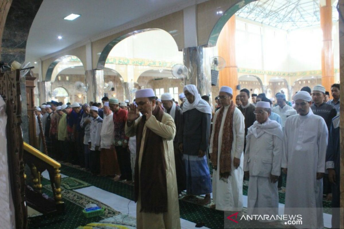 Warga gelar shalat Gerhana Matahari