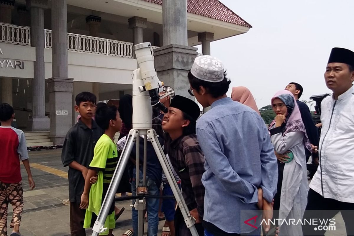 Warga Jakbar pantau gerhana matahari cincin di Masjid KH Hasyim Asyari