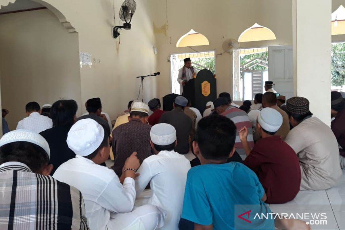 Ratusan umat muslim Gorontalo Utara shalat gerhana matahari