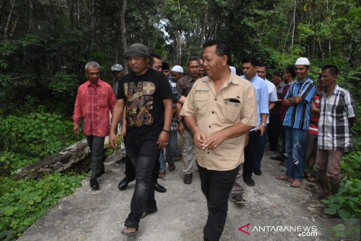 Bupati Madina tinjau Stadion Sarak Matua dan jembatan rusak di Mompang Julu