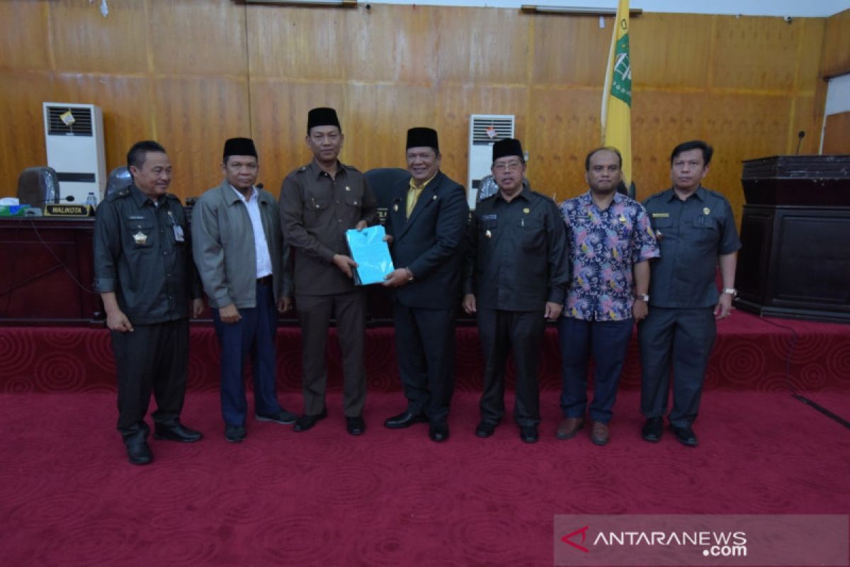 Wali Kota Padangsidimpuan serahkan KUA-PPAS anggaran 2020