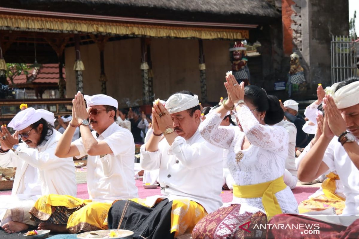 Wagub-Sekda Bali ikuti persembahyangan ritual 