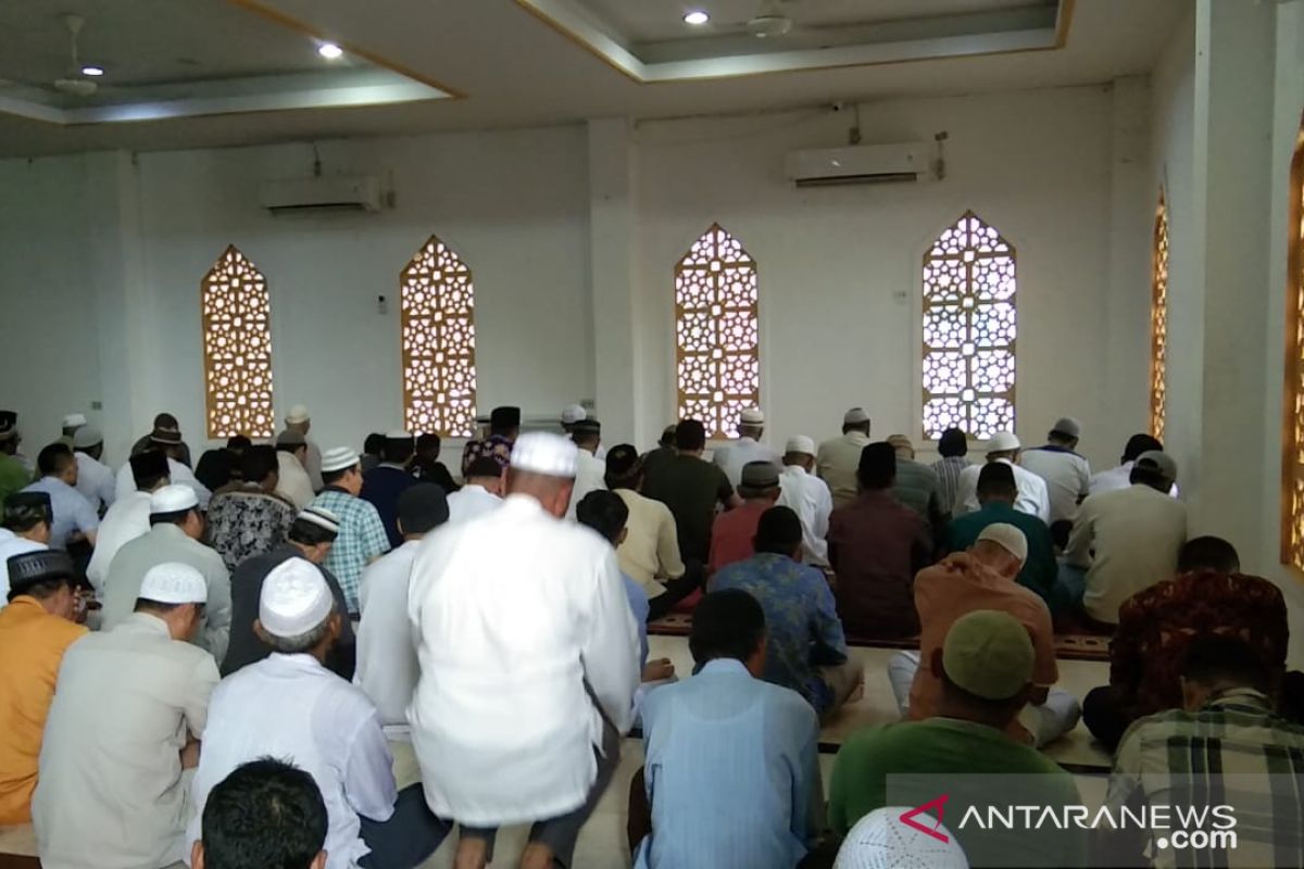 Shalat gerhana digelar umat Islam di Masjid Raya Singkawang