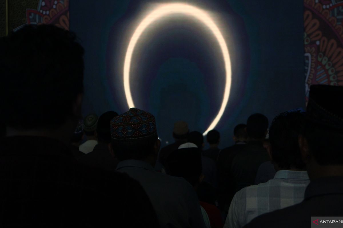 Masyarakat Surabaya sambut gerhana matahari