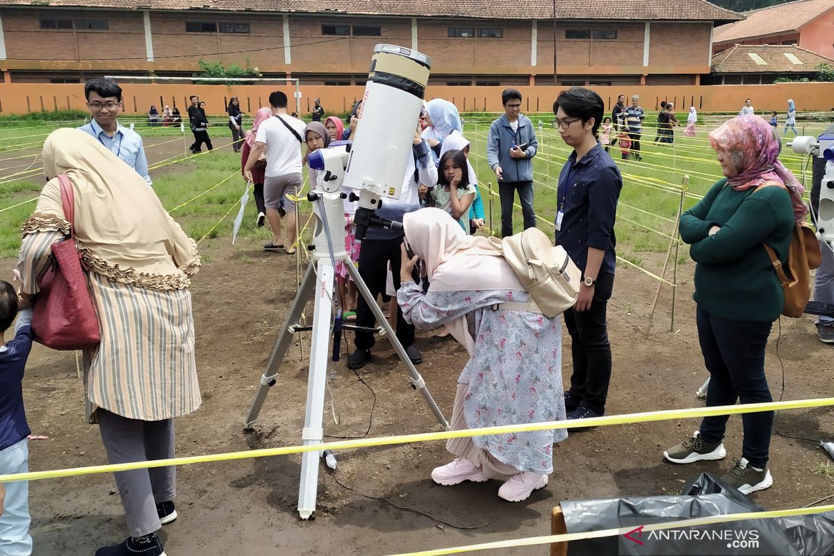 Masyarakat Bandung amati gerhana dari Lapang Sinapeul Lembang