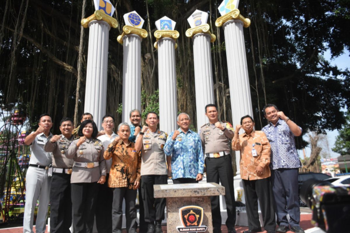 Bupati Sleman meresmikan Monumen "Road Sefety Partnership Action"