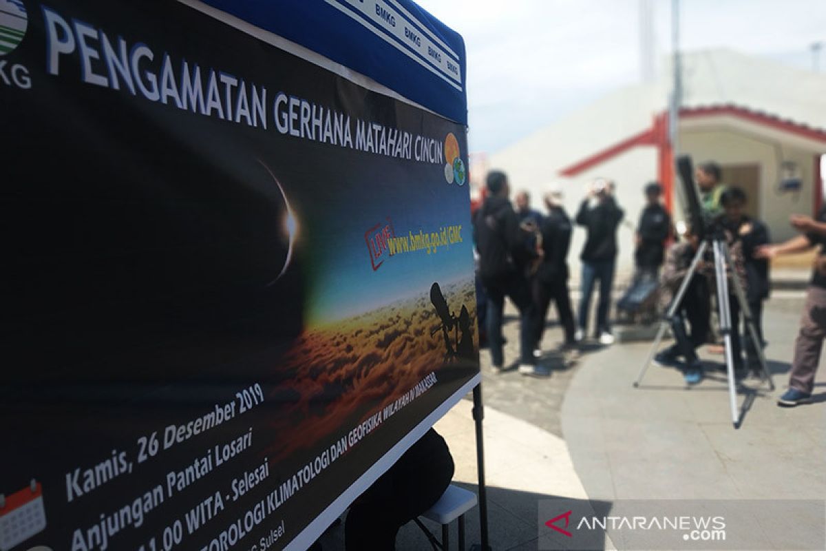 Gunakan kacamata khusus, warga saksikan gerhana di Pantai Losari