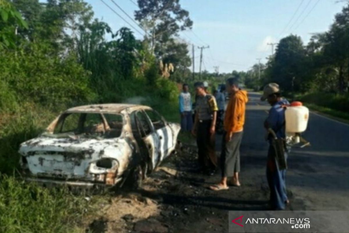 Polres Bangka Barat evakuasi mobil terbakar di Desa Air Limau