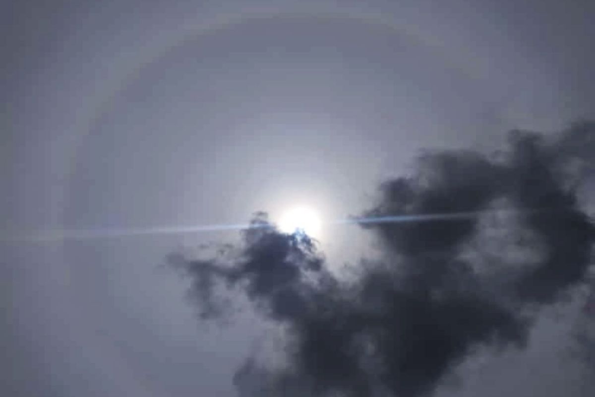 Gerhana matahari cincin di Sampit tertutup awan