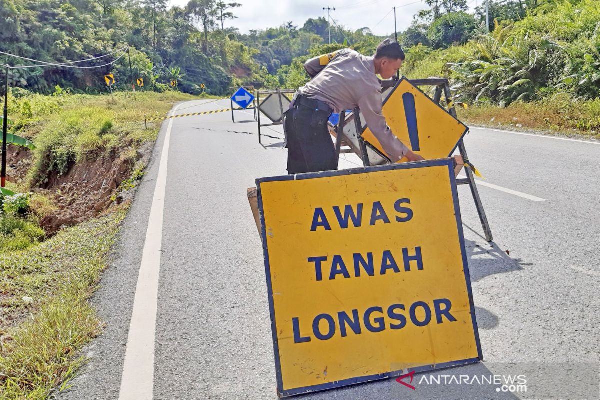 Hujan deras akibatkan longsor di jalan poros Tana Toraja