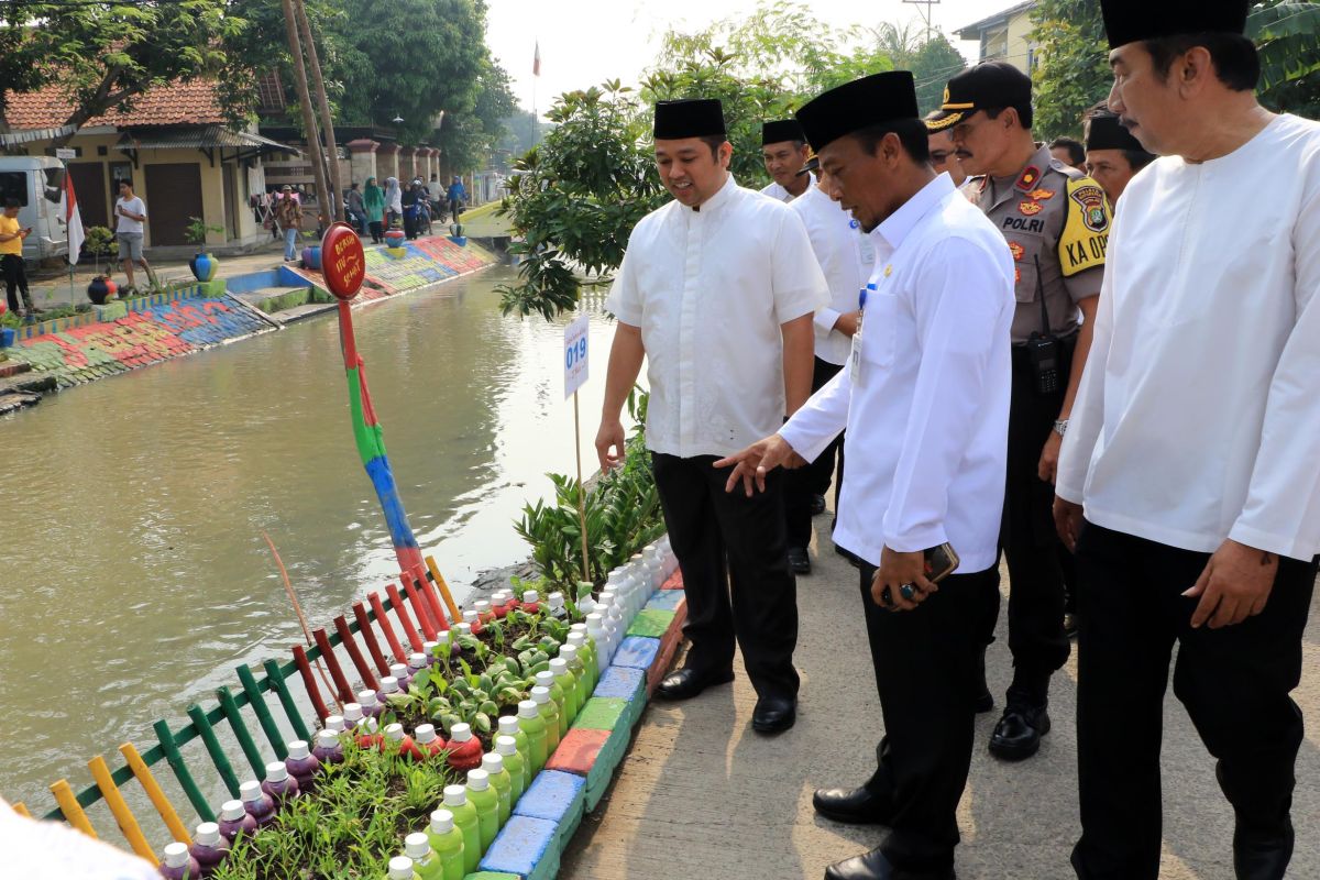 Warga Batuceper swadaya mandiri  benahi bantaran kali