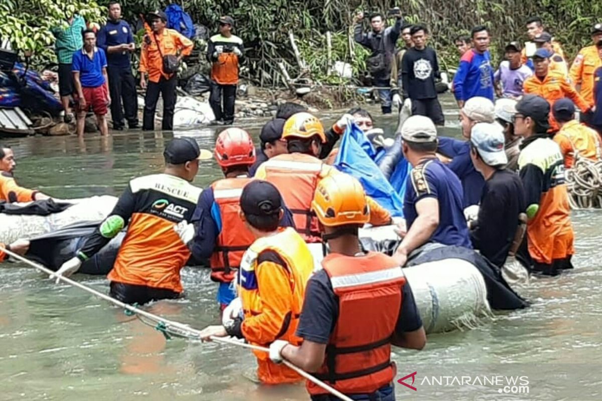 Relawan  ACT bantu evakuasi korban bus sriwijaya