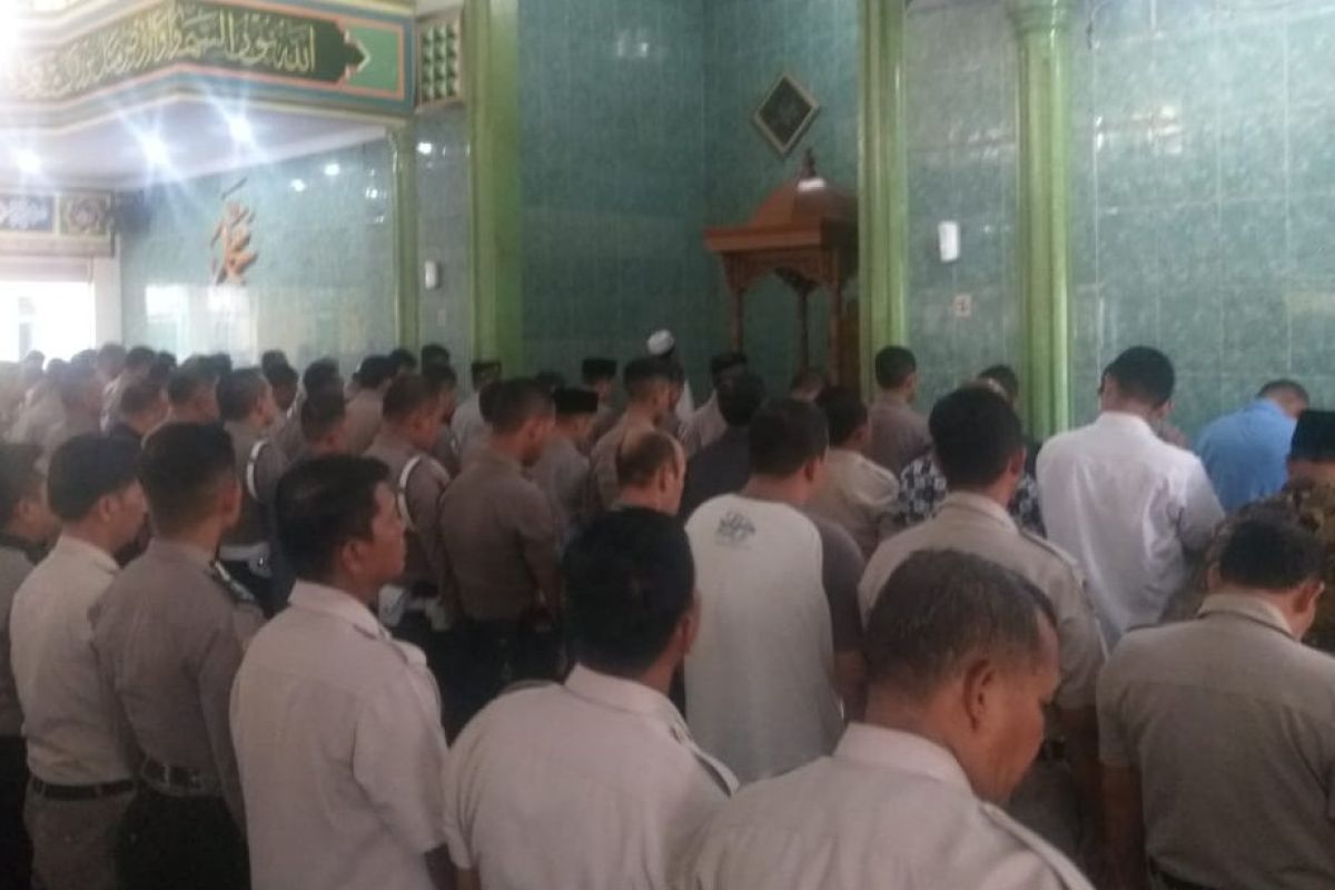 Ratusan Personel Polda Sumut laksanakan Shalat Gerhana Matahari