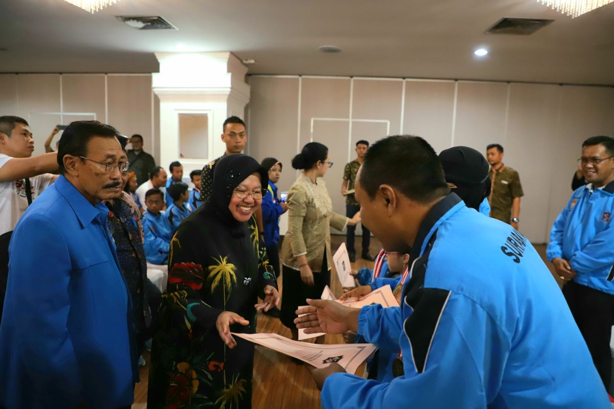 Risma beri penghargaan altet Surabaya raih 25 emas Fornas 2019
