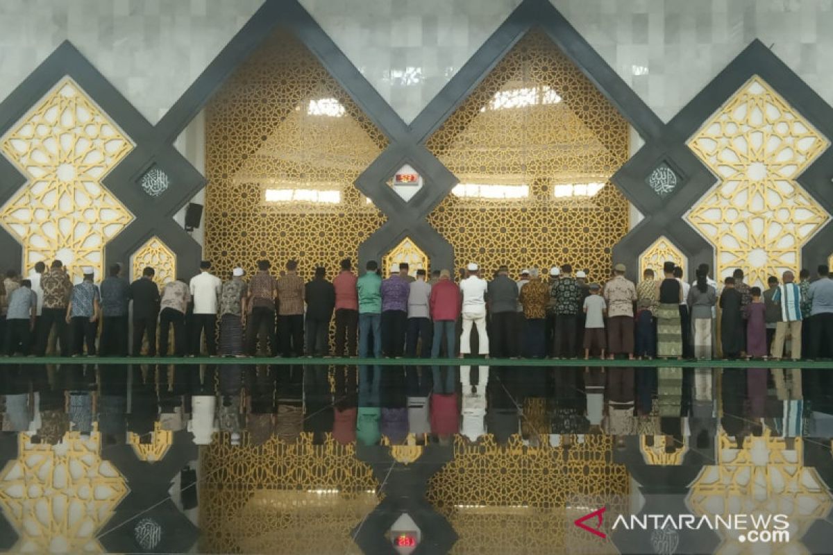 PNS Pemkab Bogor sholat gerhana matahari berjamaah