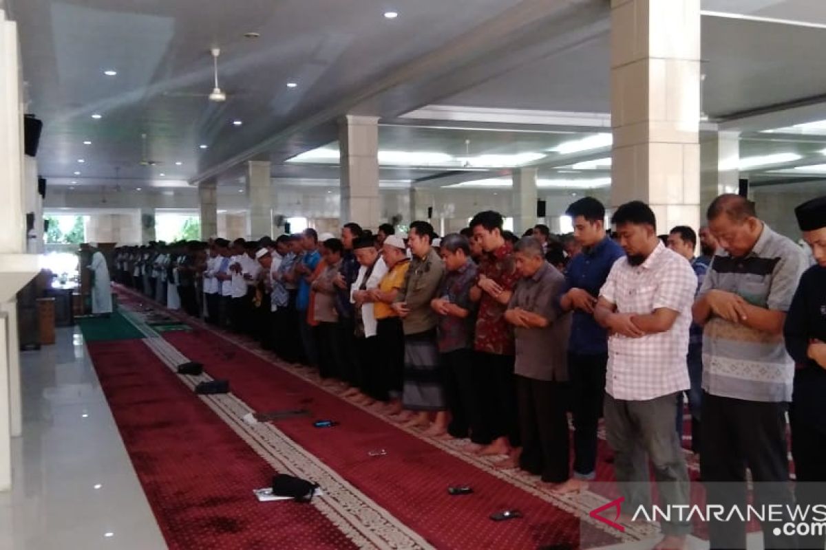 Wagub Sulsel Shalat Gerhana Matahari di Masjid Raya Makassar