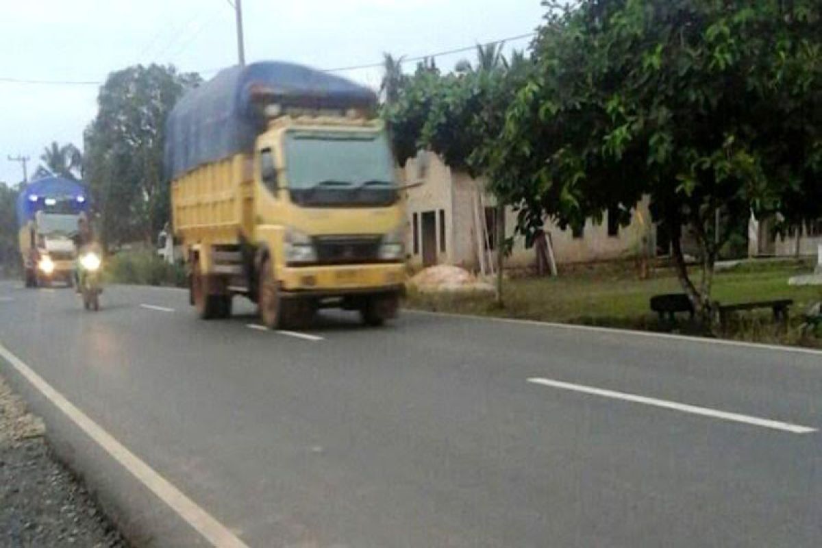 Nadalsyah terkejut jalan kabupaten dijadikan angkutan batu bara