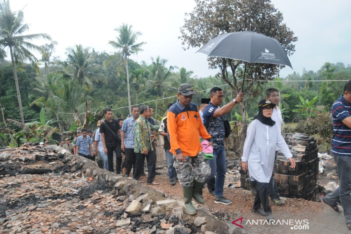 Bupati Lebak tinjau lokasi kebakaran 14 rumah di Luewidamar