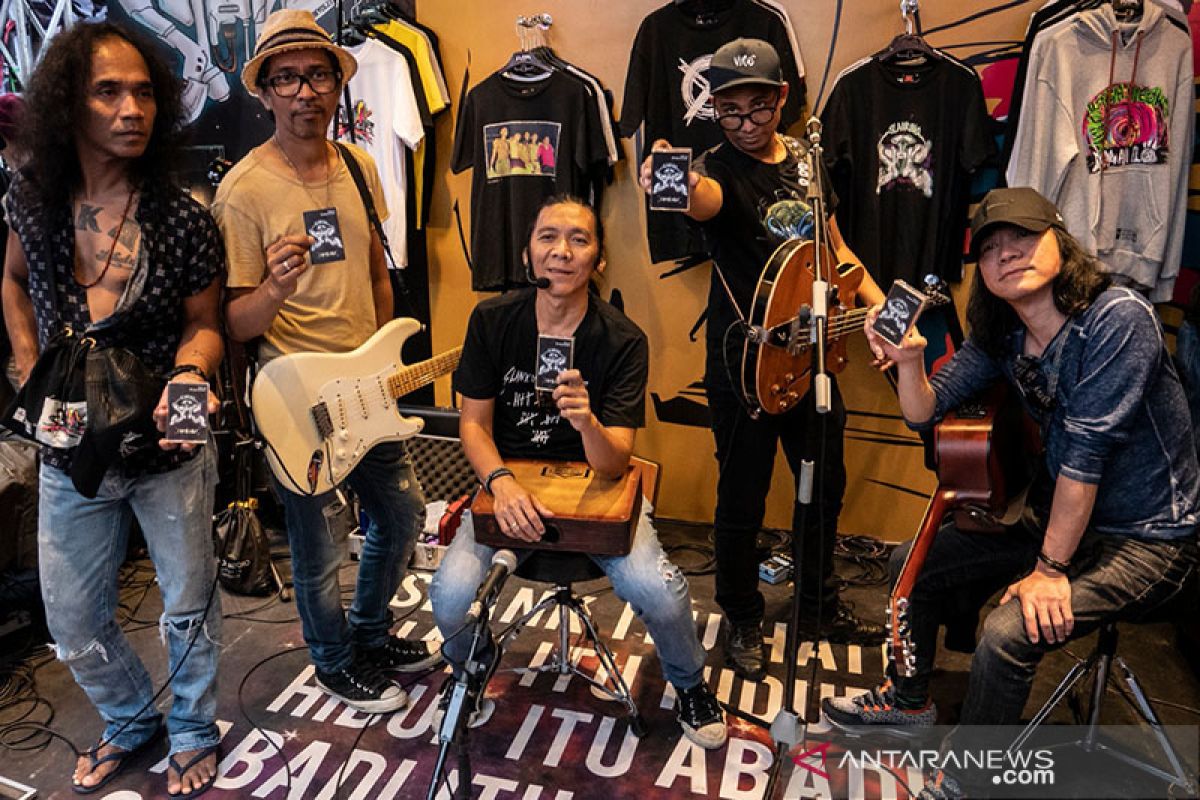 SLANK rilis album "SLANKING FOREVER" dalam bentuk kaset pita