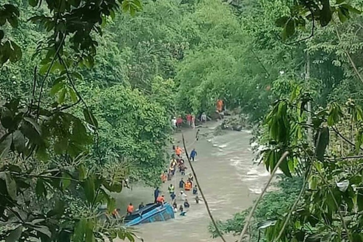 Bangkai Bus Sriwijaya dievakuasi dari Sungai Lematang Pagaralam