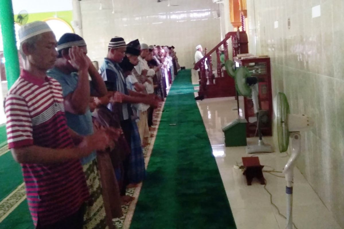 Shalat gerhana digelar umat Islam Biak Numfor di Masjid Agung