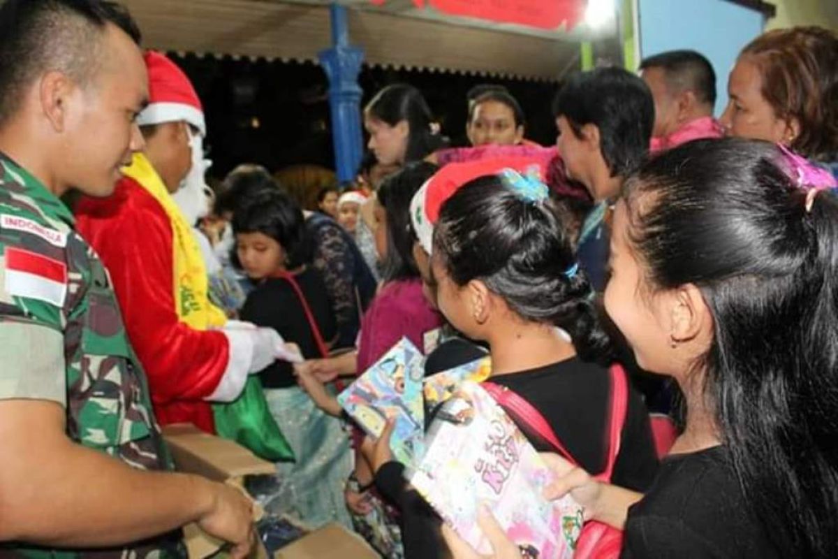 Satgas Pamtas beri kado Natal anak perbatasan