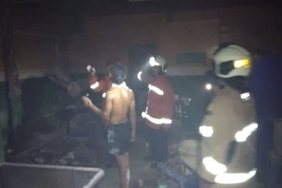 Mesin gilingan bakso terbakar di Rawamangun Jakarta, dua orang karyawan terluka