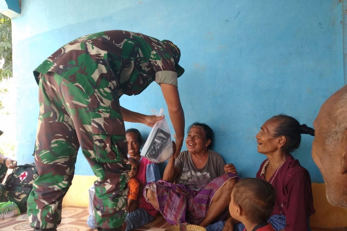 TNI datangi rumah warga lakukan pengobatan gratis