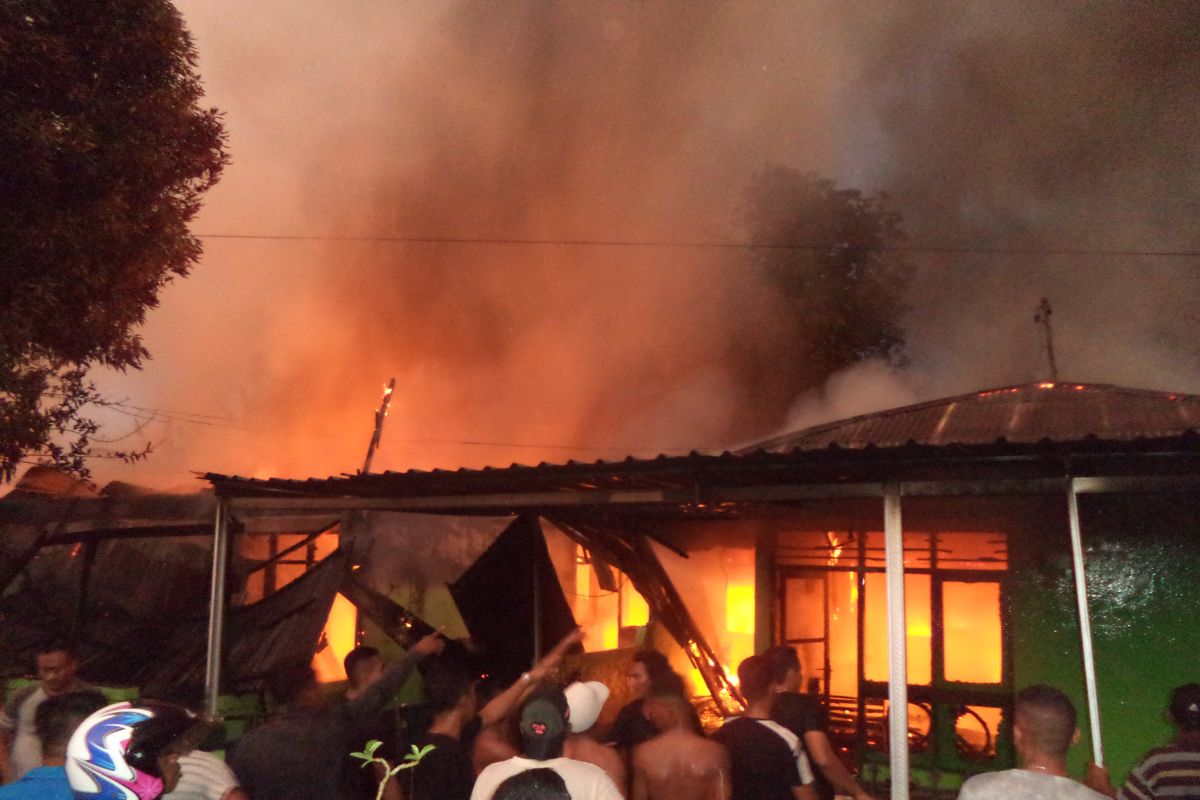 Tujuh rumdin TNI AD ludes terbakar, diduga akibat tersambar petir