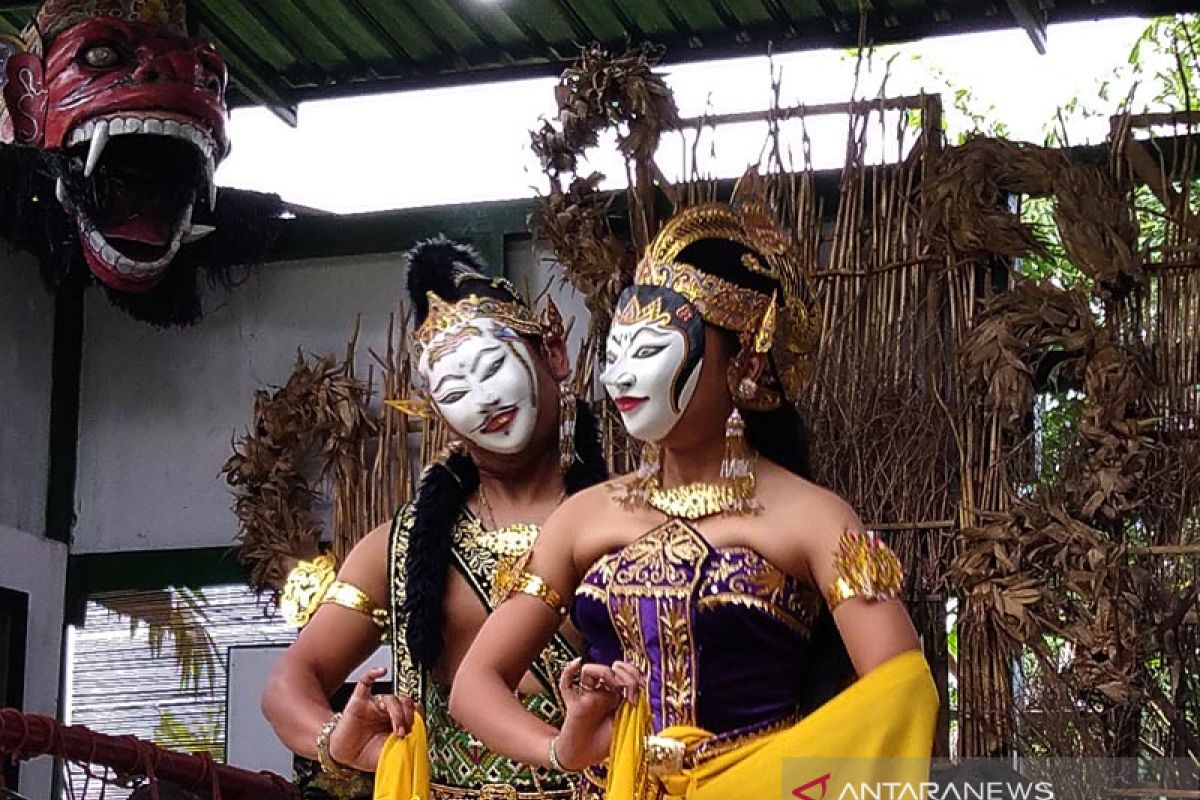 Seniman Tjipto Boedojo sajikan pentas tarian topeng di Studio Mendut Magelang