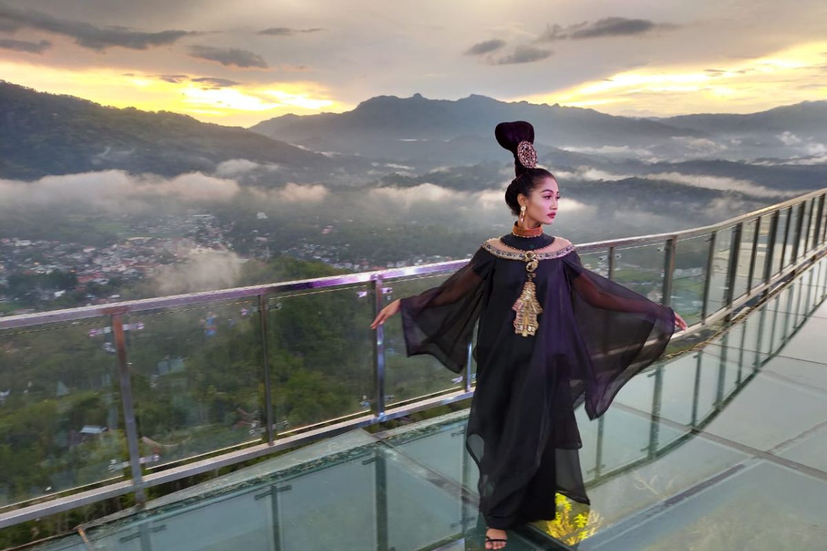 Fashion Show Kemilau Toraja 2019 di jembatan kaca patung Yesus