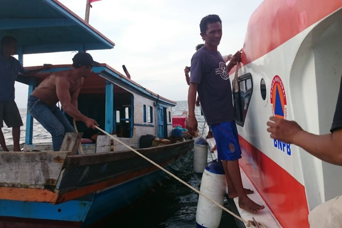 BPBD Kayong Utara evakuasi 11 warga Sukadana yang terjebak di laut