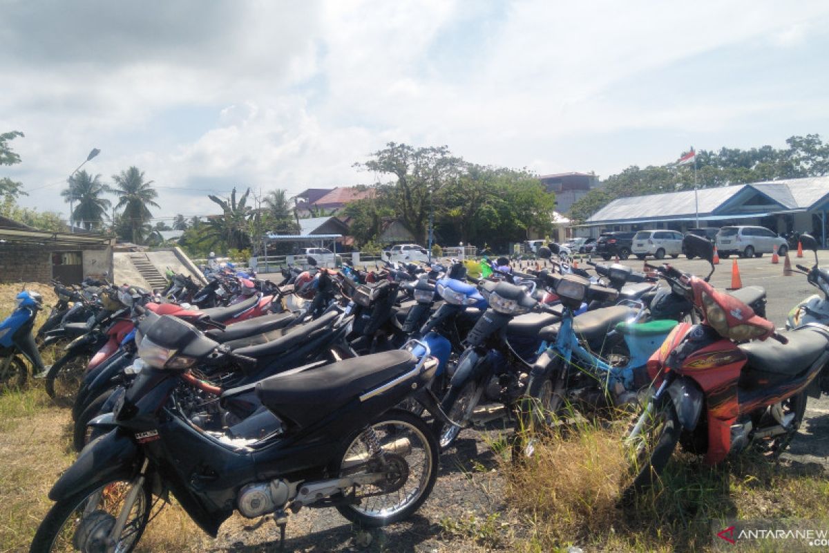 Ratusan kendaraan barang bukti pelanggaran dan kecelakaan menumpuk di Lantas Pariaman