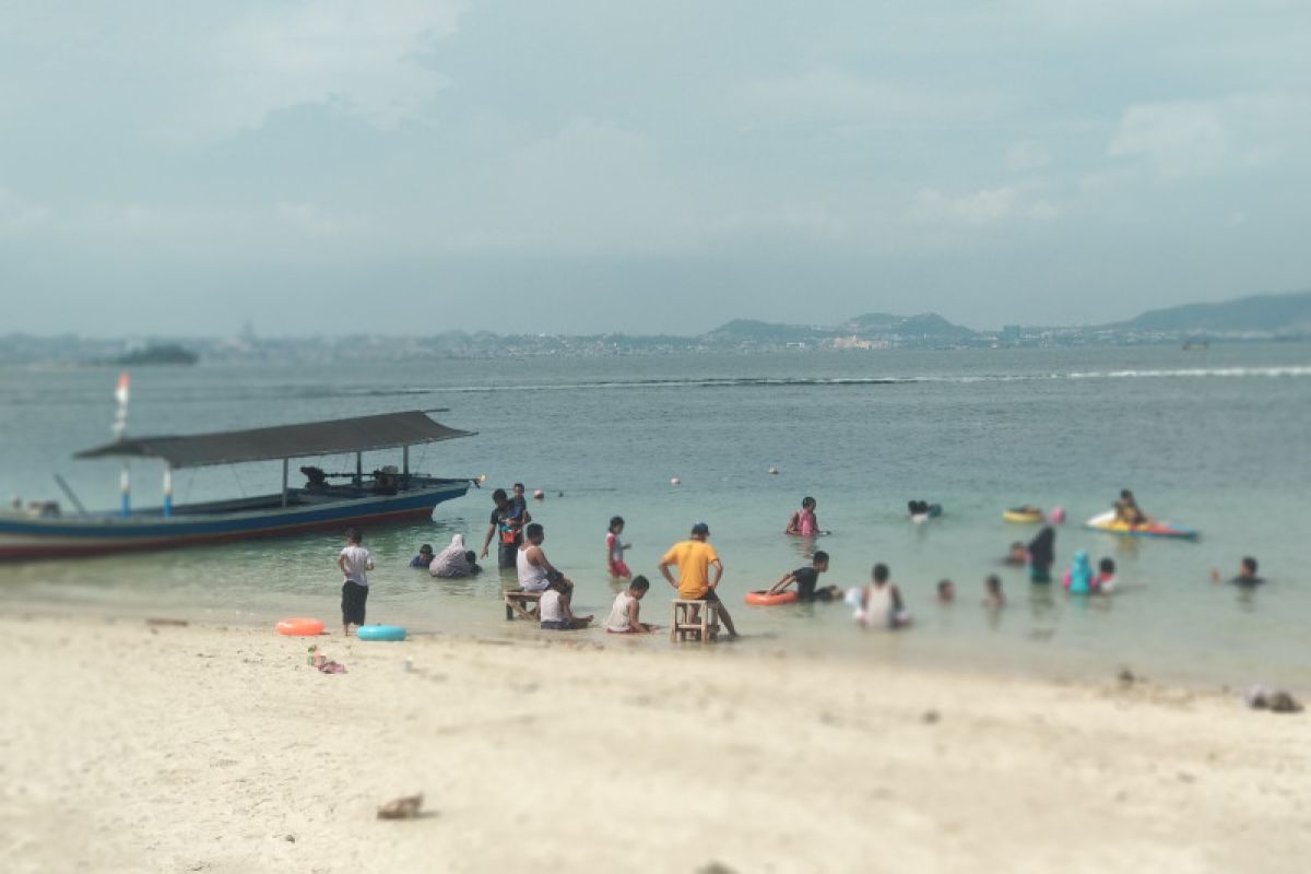 Wisatawan padati pantai Lampung