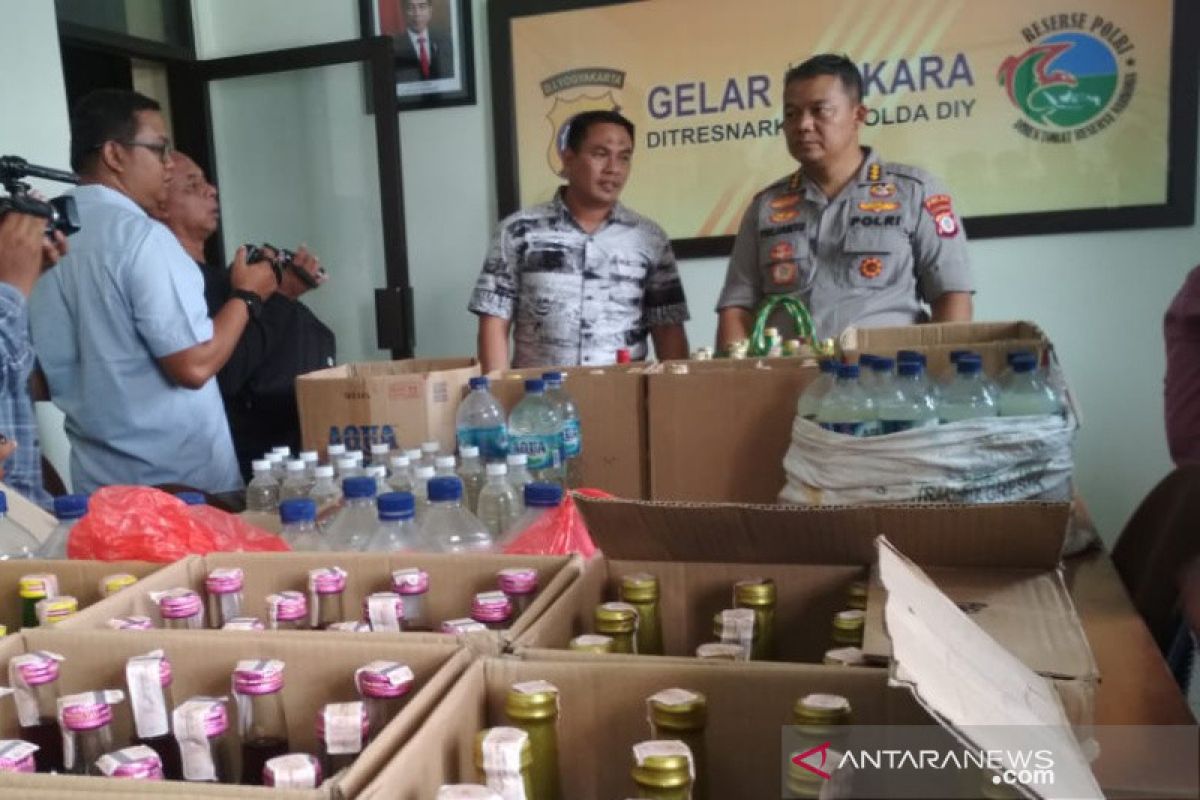 Polda DIY menyita ratusan botol minuman keras jelang Tahun Baru 2020