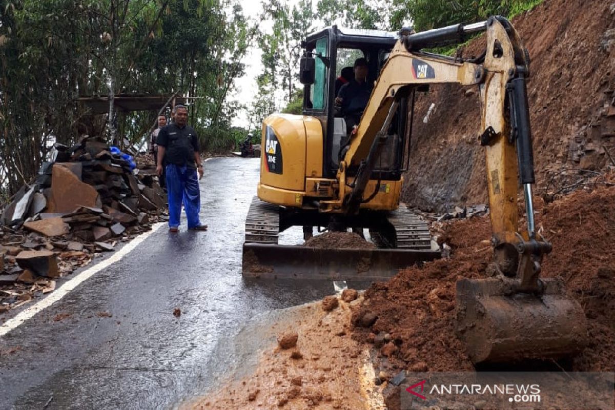 Sejumlah longsor melanda wilayah selatan Garut