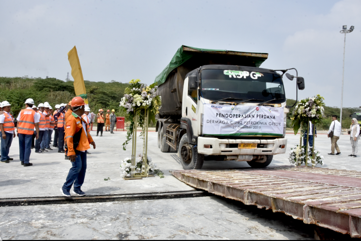 Petrokimia resmikan dermaga baru urai kepadatan arus bongkar muat