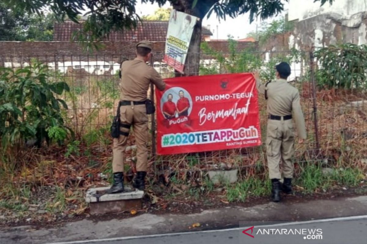 Puluhan spanduk dukungan calon peserta Pilkada Surakarta dicopot