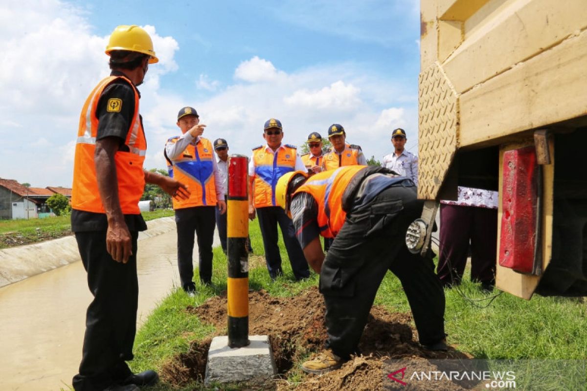 Kemenhub perbaiki 800 patok lalu lintas di Brebes